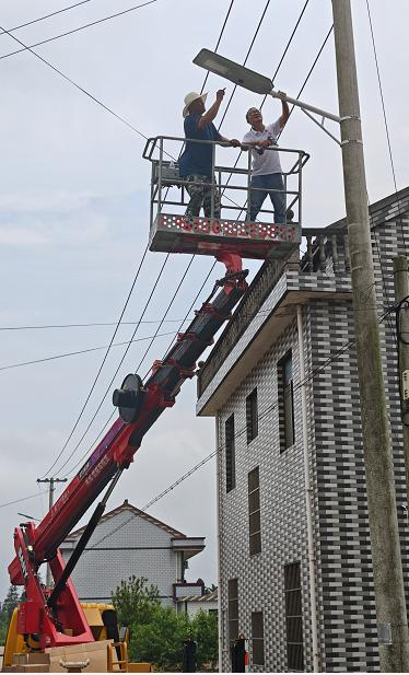 FQ1-B all-in-one solar street light pole installation with lifting equipment