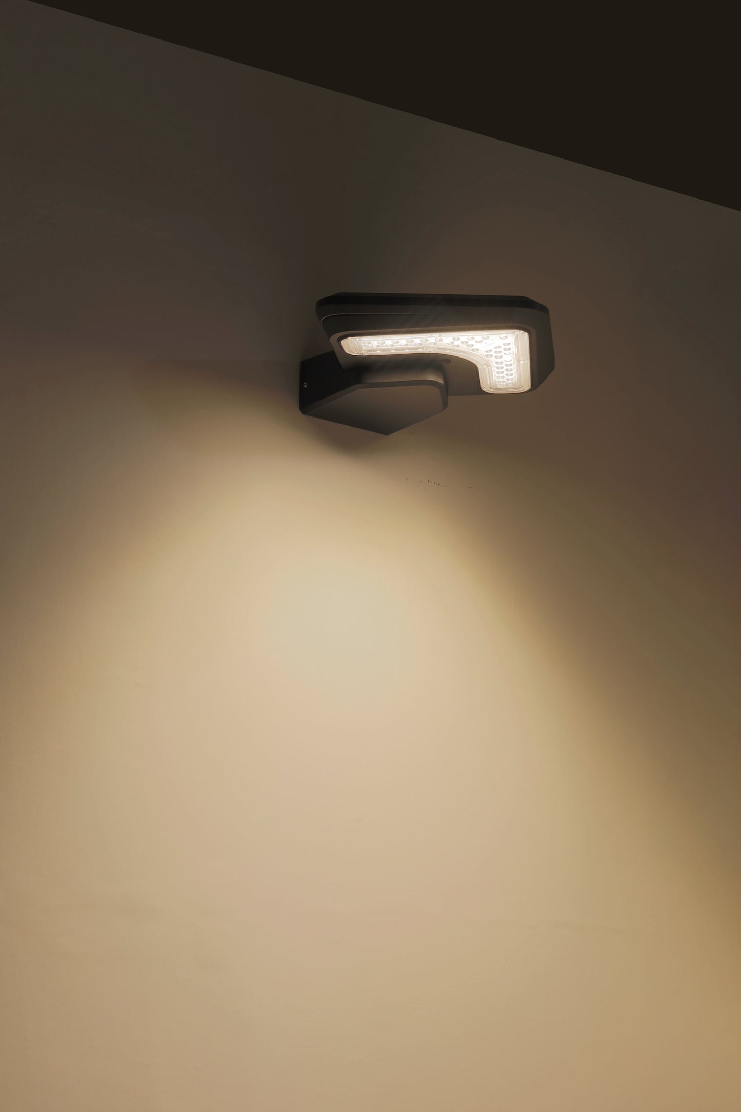  Light Cube Series solar wall light BD4003 showing warm downward light effect on exterior wall