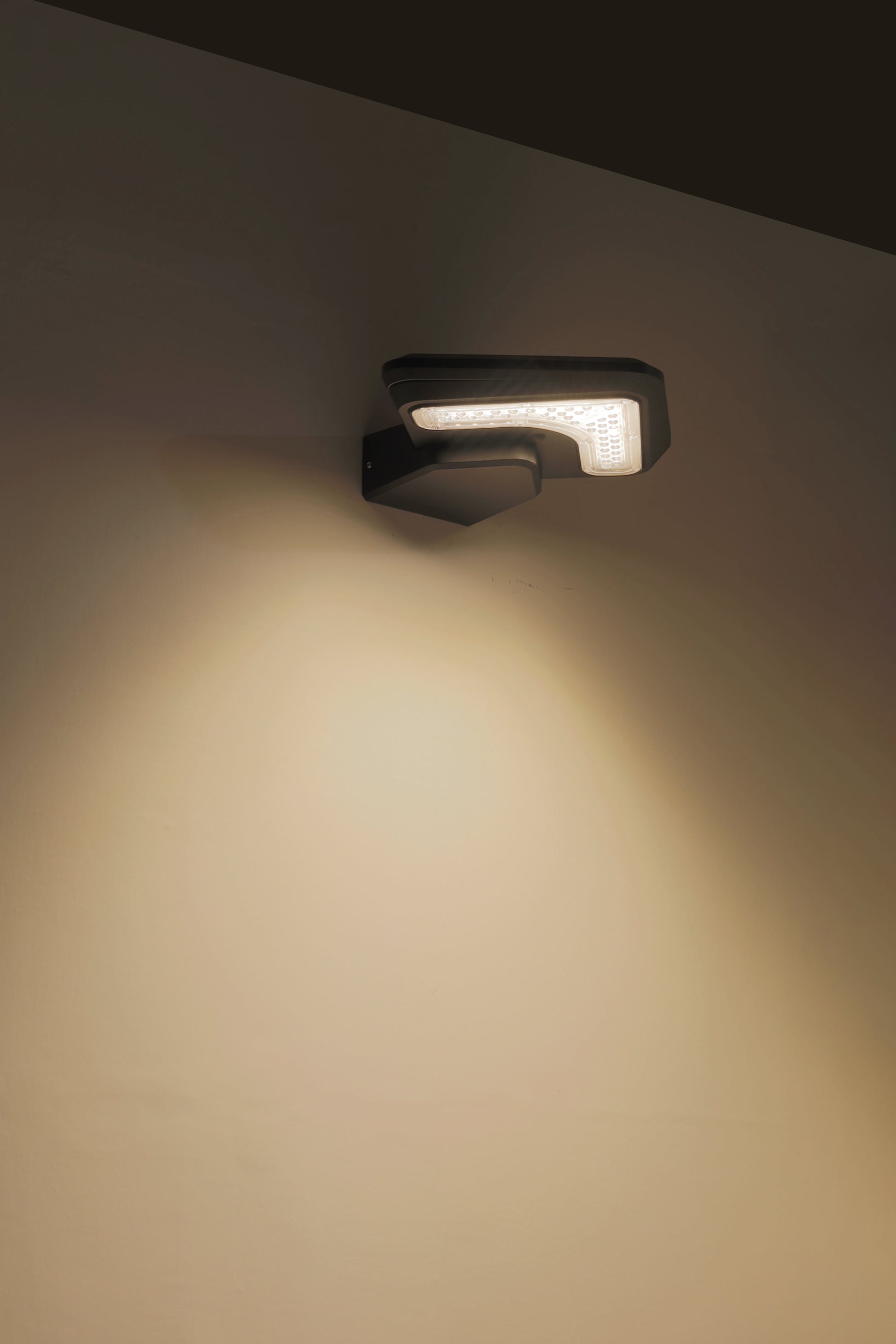  Light Cube Series solar wall light BD4003 showing warm downward light effect on exterior wall