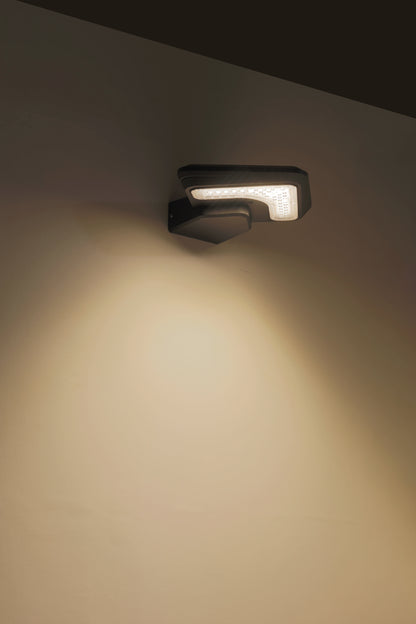  Light Cube Series solar wall light BD4003 showing warm downward light effect on exterior wall