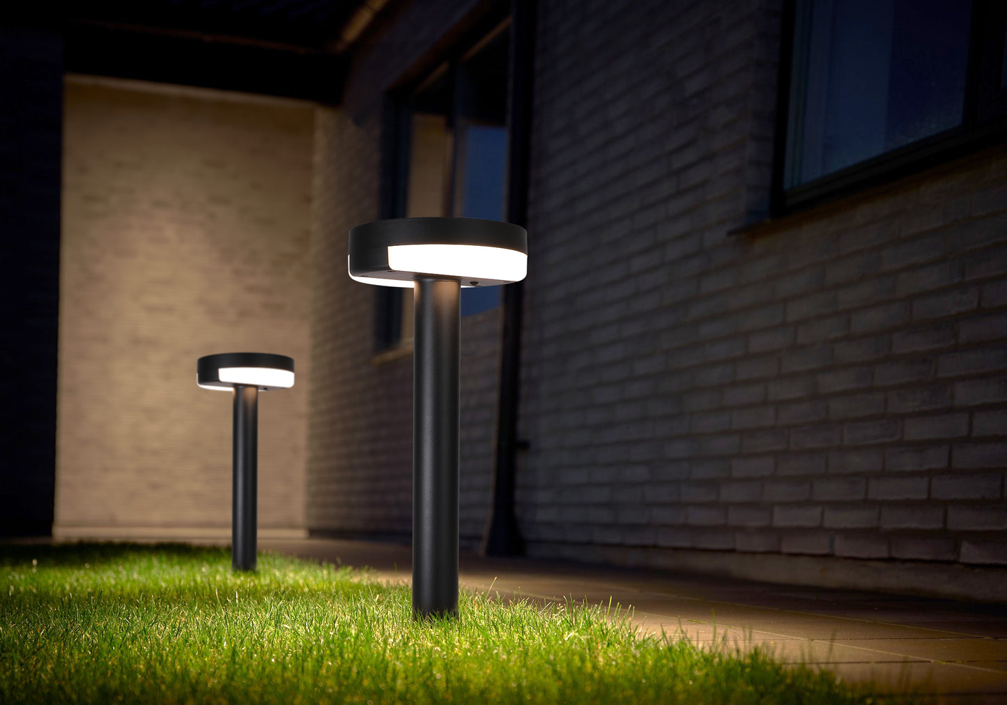 Moon Shadow Series Solar Lawn Light CPD1107 used for villa lawn and exterior pathway lighting