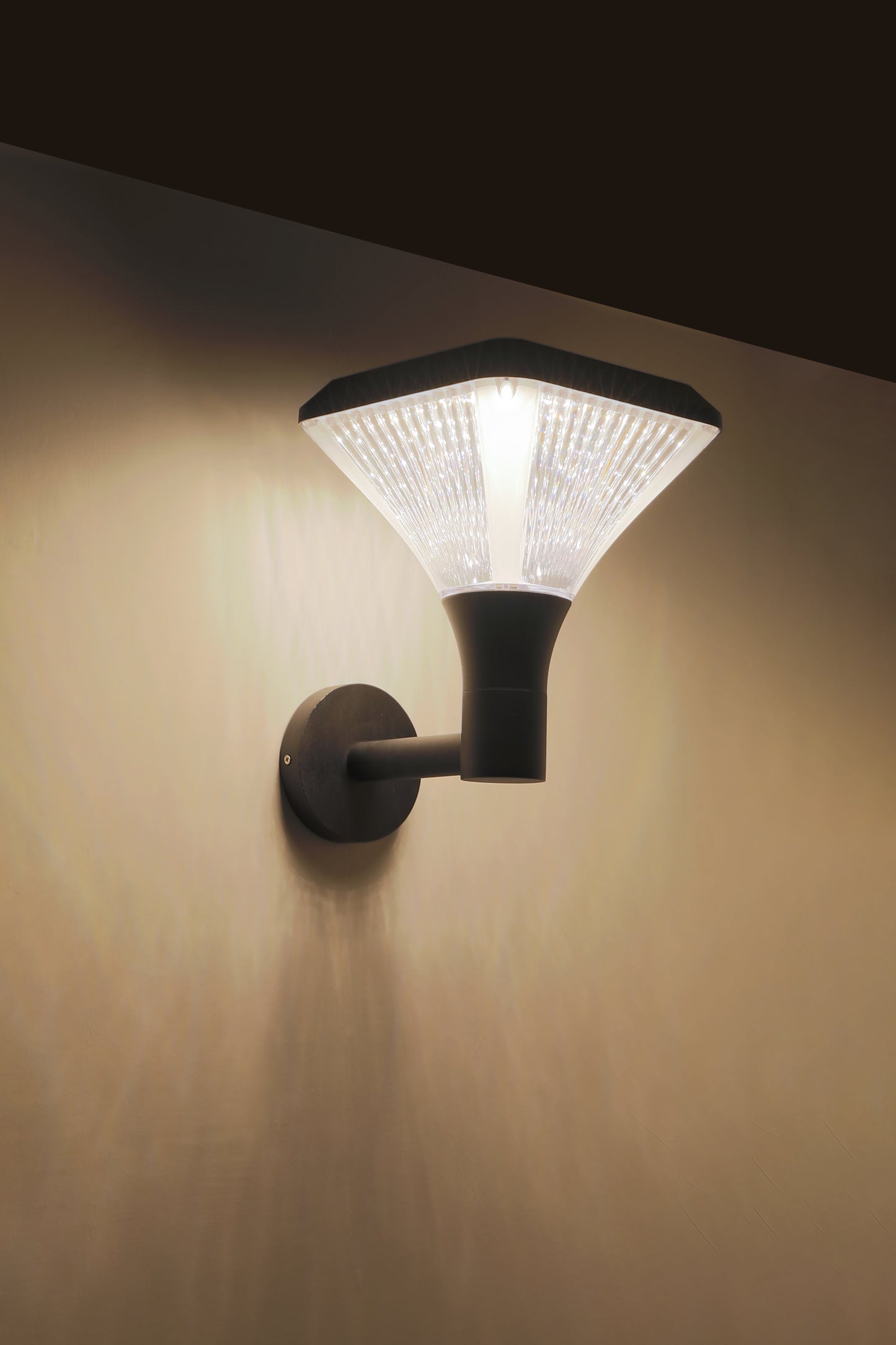 Side detail of Square Diamond Series Solar Wall Light GT-BD1008 ribbed transparent PC lampshade