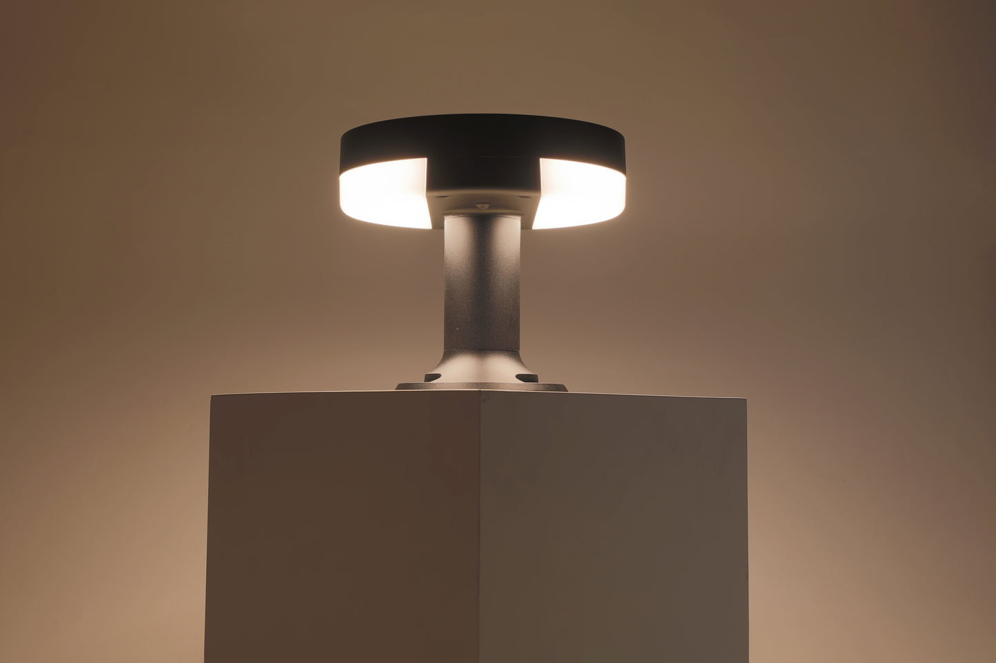 ZTD1107 solar pillar light with warm illumination effect for outdoor columns