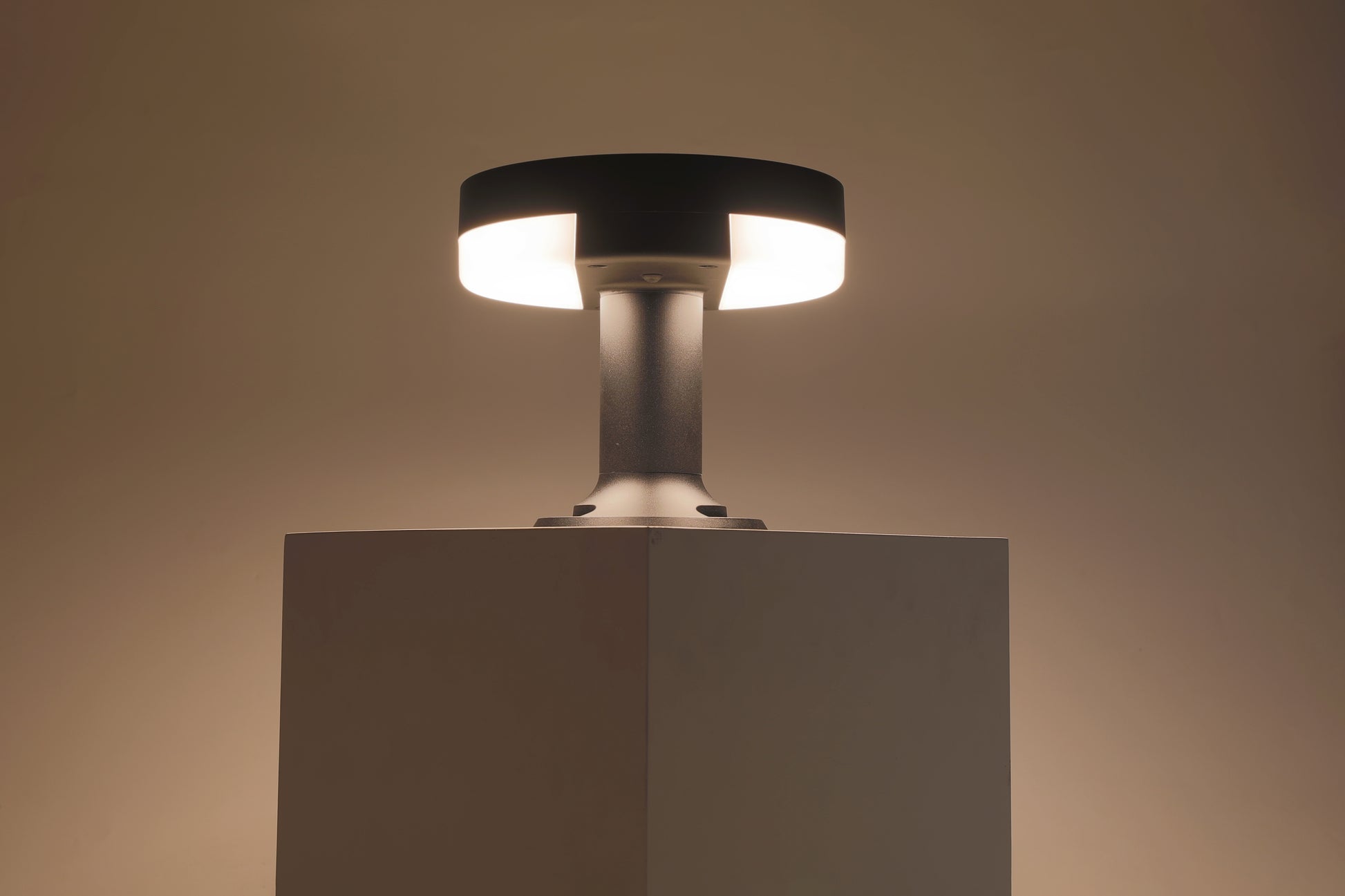 ZTD1107 solar pillar light with warm illumination effect for outdoor columns